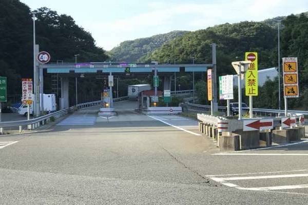 阪神高速７号北神戸線『藍那』出口を降り左折します。