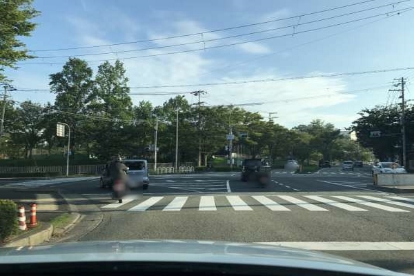 『南五葉5』交差点を左折。そのまま直進します。 『南五葉5』交差点を左折。そのまま直進します。