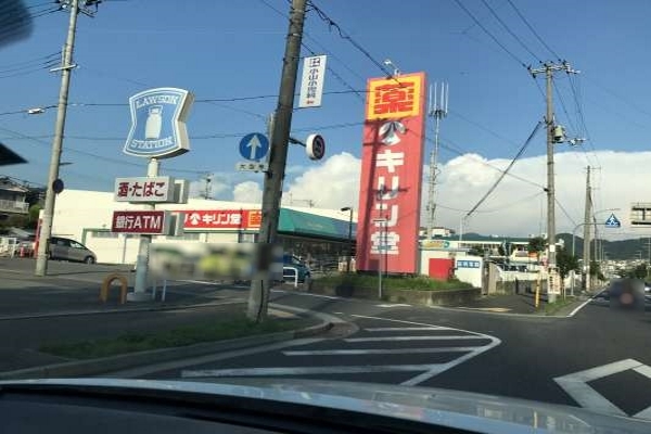 左手には『キリン堂』が見えます。そのまま直進します。 左手には『キリン堂』が見えます。そのまま直進します。