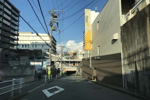 右手に『ダイエー』が見えてきます。その先の鈴蘭台駅高架下トンネルをくぐり直進します。