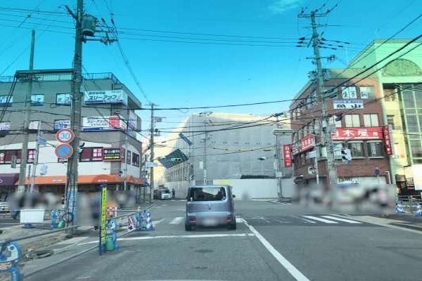 『鈴蘭台駅前』交差点を直進で通過します。『白木屋』が右手にある交差点です。 『鈴蘭台駅前』交差点を直進で通過します。『白木屋』が右手にある交差点です。